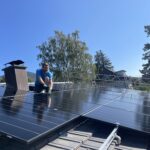 Roland Goetschi montiert eine Photovoltaik-Anlage auf einem Dach